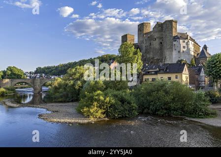 Ponte Old Lahn, castello Runkel, castello in cima alla collina dell'alto Medioevo, rovine, chiesa protestante, centro storico, ponte romanico, fiume Lahn, Foto Stock