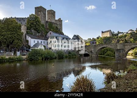 Castello Runkel, castello in cima a una collina dell'alto Medioevo, rovine, vecchio ponte Lahn, centro storico, ponte romanico, fiume Lahn, Castello di Schadeck beh Foto Stock