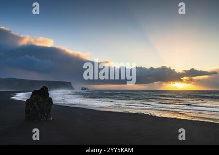 Vista da Capo Dyrholaey all'alba, formazioni rocciose Reynisdrangar e la montagna Reynisfjall, Vik i Myrdal, SuÃ° urland, Islanda, Europa Foto Stock