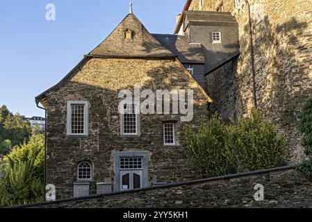 Chiesa protestante, chiesa con sala gotica protetta dal patrimonio culturale fatta di pietre da cava sulle mura del castello, centro storico, Runkel an der Lahn, Limburg-Weil Foto Stock