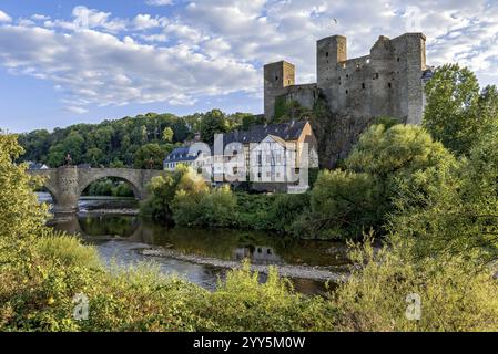 Ponte Old Lahn, castello Runkel, castello in cima alla collina dell'alto Medioevo, rovine, centro storico, ponte romanico, fiume Lahn, Runkel an der Lahn Foto Stock