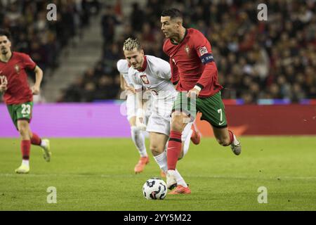 Partita di calcio, il capitano Cristiano RONALDO CR7 Portogallo a destra con il bordo esterno sinistro della palla corre verso l'area di rigore dell'avversario wi Foto Stock