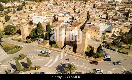 Porta de Mallorca o porta de Sant Sebastia, la porta meridionale della città medievale di Alcudia, Maiorca, Spagna. Foto Stock