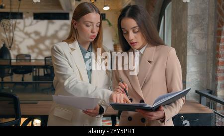 Team aziendale felice eccitato emotivo soddisfatto colleghi caucasici colleghi donne donne d'affari ragazze donne in ufficio insieme discutere Foto Stock