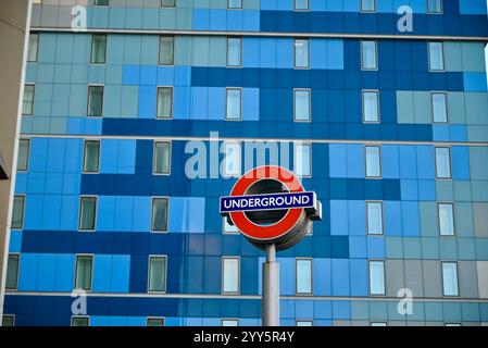 la rotonda della metropolitana di londra alla stazione ad arco di fronte al premier inn a nord di londra inghilterra regno unito Foto Stock