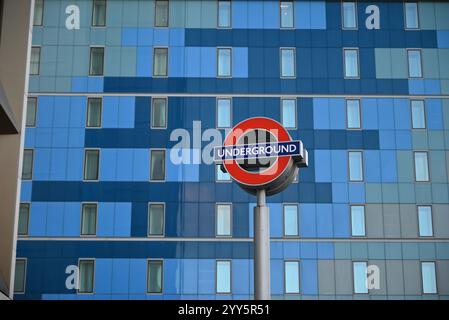 la rotonda della metropolitana di londra alla stazione ad arco di fronte al premier inn a nord di londra inghilterra regno unito Foto Stock