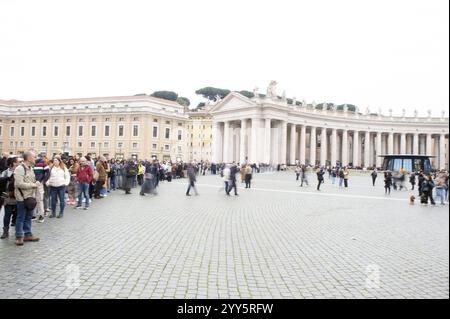 Vaticano, Vaticano. 19 dicembre 2024. **NO LIBRI** Italia, Roma, Vaticano, 2024/12/19 nuovo ufficio postale inaugurato per il Giubileo, in Piazza San Pietro, città del Vaticano . Fotografia di ALESSIA GIULIANI / Catholic Press Photo Credit: Agenzia fotografica indipendente / Alamy Live News Foto Stock