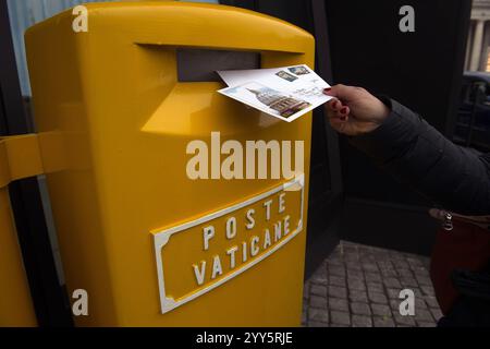 Vaticano, Vaticano. 19 dicembre 2024. **NO LIBRI** Italia, Roma, Vaticano, 2024/12/19 nuovo ufficio postale inaugurato per il Giubileo, in Piazza San Pietro, città del Vaticano . Fotografia di ALESSIA GIULIANI / Catholic Press Photo Credit: Agenzia fotografica indipendente / Alamy Live News Foto Stock