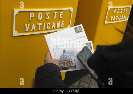 Vaticano, Vaticano. 19 dicembre 2024. **NO LIBRI** Italia, Roma, Vaticano, 2024/12/19 nuovo ufficio postale inaugurato per il Giubileo, in Piazza San Pietro, città del Vaticano . Fotografia di ALESSIA GIULIANI / Catholic Press Photo Credit: Agenzia fotografica indipendente / Alamy Live News Foto Stock
