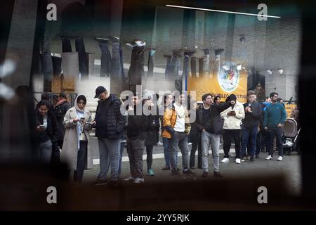 Vaticano, Vaticano. 19 dicembre 2024. **NO LIBRI** Italia, Roma, Vaticano, 2024/12/19 nuovo ufficio postale inaugurato per il Giubileo, in Piazza San Pietro, città del Vaticano . Fotografia di ALESSIA GIULIANI / Catholic Press Photo Credit: Agenzia fotografica indipendente / Alamy Live News Foto Stock