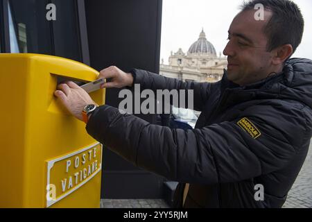 Vaticano, Vaticano. 19 dicembre 2024. **NO LIBRI** Italia, Roma, Vaticano, 2024/12/19 nuovo ufficio postale inaugurato per il Giubileo, in Piazza San Pietro, città del Vaticano . Fotografia di ALESSIA GIULIANI / Catholic Press Photo Credit: Agenzia fotografica indipendente / Alamy Live News Foto Stock