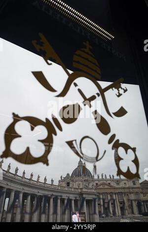 Vaticano, Vaticano. 19 dicembre 2024. **NO LIBRI** Italia, Roma, Vaticano, 2024/12/19 nuovo ufficio postale inaugurato per il Giubileo, in Piazza San Pietro, città del Vaticano . Fotografia di ALESSIA GIULIANI / Catholic Press Photo Credit: Agenzia fotografica indipendente / Alamy Live News Foto Stock