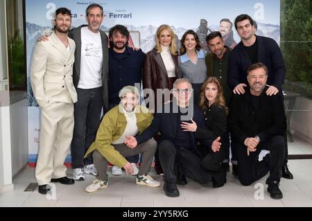 Christian De Sica e Isabella Ferrari mit Cast beim Photocall zum Kinofilm Cortina Express im Hotel le Meridien Visconti Roma. ROM, 19.12.2024 *** Christian De Sica e Isabella Ferrari con il cast al photocall per il film Cortina Express all'Hotel le Meridien Visconti Roma, 19 12 2024 foto:XA.XM.xTinghinox/xFuturexImagex cortina 4324 Foto Stock