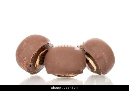 Diverse caramelle di cioccolato, primo piano, isolate su sfondo bianco. Foto Stock