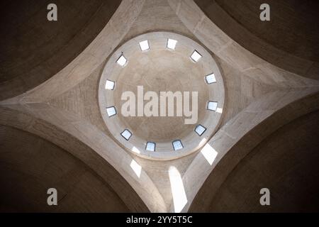Sfondo geometrico astratto del soffitto. Vista interna della cupola della chiesa. Soffitto in cemento con finestre. Dettagli del tetto architettonico. Foto Stock