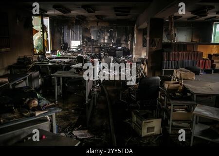 Interni bruciati dopo un incendio in edifici industriali o per uffici. Concetto di conseguenze sul fuoco. Documenti e documenti sono stati masterizzati. Foto Stock