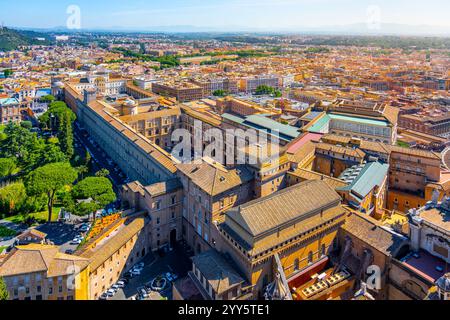 La splendida prospettiva aerea cattura gli ampi Musei Vaticani e i lussureggianti giardini, mostrando l'intricata architettura e la vibrante vegetazione di questo sito storico di Roma. Foto Stock