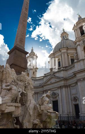 Piazza Navona, una foto della Fontana dei quattro fiumi che guarda verso il cielo. Foto Stock