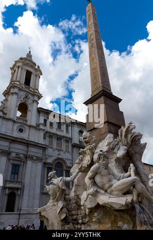 Piazza Navona, una foto della Fontana dei quattro fiumi che guarda verso il cielo. Foto Stock