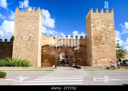 Porta de Mallorca o porta de Sant Sebastia, la porta meridionale della famosa città turistica di Alcudia, Maiorca, Spagna. Foto Stock