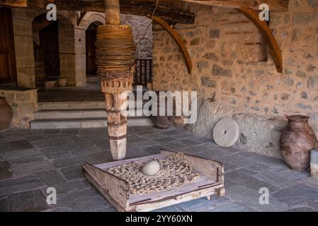 Vecchi oggetti religiosi all'interno del Monastero ortodosso di Áyios Ayía Triáda (Santa Trinità) appesi sulla scogliera e sulle formazioni rocciose del monte Meteora Foto Stock