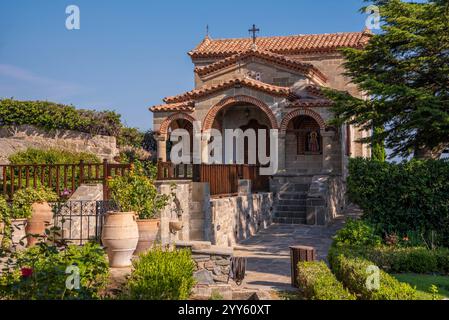 Splendida vista panoramica sul cortile nel monastero ortodosso di Áyios Stéfanos (Santo Stefano), appeso alla scogliera e alle formazioni rocciose del monte Meteora Foto Stock