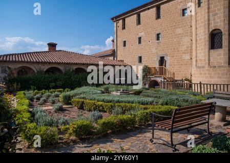 Splendida vista panoramica sul cortile nel monastero ortodosso di Áyios Stéfanos (Santo Stefano), appeso alla scogliera e alle formazioni rocciose del monte Meteora Foto Stock
