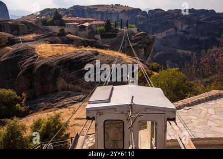 Funivia (funivia di trasporto) che collega le formazioni rocciose di Meteora e il monastero ortodosso di Áyios Ayía Triáda (Santa Trinità) appeso su una scogliera Foto Stock