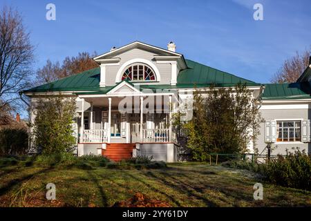 Shakhmatovo, regione di Mosca, Russia - 19 ottobre 2024: D. I. Mendeleev e A. A. Blok State Memorial Museum-Reserve. Casa padronale Foto Stock