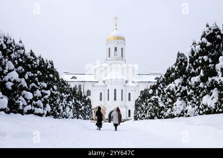 Tempio sul territorio del convento Nikolo-Solbinsky in inverno Foto Stock