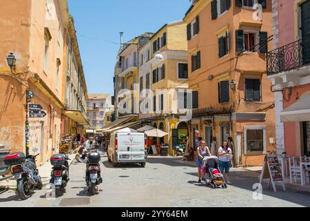 Corfù, Grecia - 6 giugno 2024. Una strada nel centro della città vecchia di Corfù. Patrimonio dell'umanità dell'UNESCO, un mix di architettura veneziana, francese e britannica Foto Stock