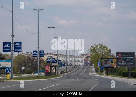 Strade vuote del ponte Brankos a Belgrado durante il blocco della città causato dalla pandemia di covid-19 del virus corona. Belgrado, Serbia 05.04.2020 Foto Stock