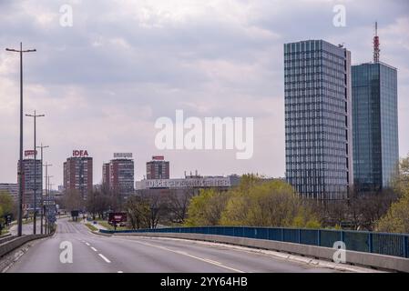 Strade vuote del ponte Branko a Belgrado durante il blocco della città causato dalla pandemia di covid-19 del virus corona. Belgrado, Serbia 05.04.2020 Foto Stock