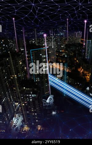 Concetto di città intelligente. Segnali provenienti da edifici che si connettono al modello digitale sopra la città Foto Stock