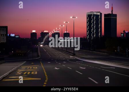 Vuoto Brankov Most (Ponte di Branko) durante il bellissimo tramonto colorato con nuova Belgrado (Novi Beograd) e Usce sullo sfondo. Foto Stock