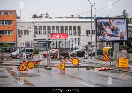 La strada interna della città è chiusa da cartelli e delimitano i lavori stradali. Cartello per lavori stradali e lavori in centro. Simbolo di attenzione, lavori in corso. Foto Stock