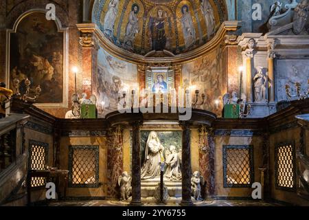 Roma, Italia - 15 novembre 2024: Vista interna della Basilica di Santa Francesca Romana Foto Stock