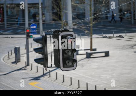 Una vista su un semaforo sospeso su cavi sopra il traffico stradale, su una strada nel centro di Belgrado. Semaforo rosso tra i fili elettrici. Foto Stock