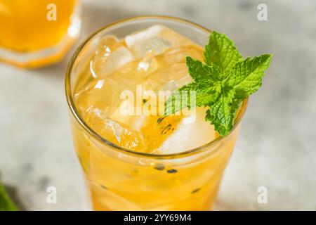 Tè freddo rinfrescante alla frutta della passione con menta Foto Stock