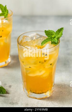 Tè freddo rinfrescante alla frutta della passione con menta Foto Stock