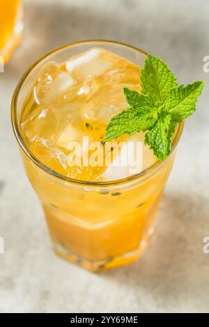 Tè freddo rinfrescante alla frutta della passione con menta Foto Stock