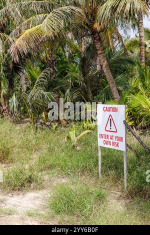 Attenzione: Entra a tuo rischio con un cartello a bordo della spiaggia, Miri, Sarawak, Malesia, Borneo Foto Stock