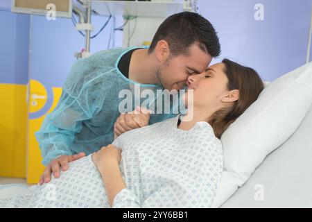 marito che sostiene sua moglie durante le contrazioni Foto Stock