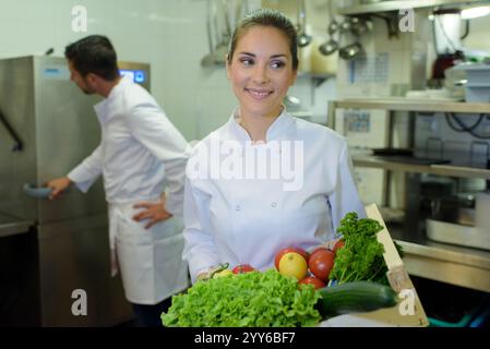 primo piano di uno chef con le verdure Foto Stock