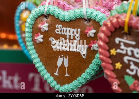 Cuori di pan di zenzero al mercatino di Natale tedesco - con buon compleanno scritto in glassa Foto Stock