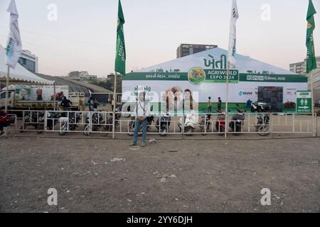 Rajkot, Gujarat, India. 19 dicembre 2024. Preparazione del fotografo Agri World Expo 2024. Crediti: Nasirkhan Davi/Alamy Live News Foto Stock