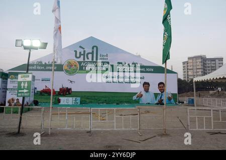 Rajkot, Gujarat, India. 19 dicembre 2024. Preparazione dell'Agri World Expo 2024 Dome Three. Crediti: Nasirkhan Davi/Alamy Live News Foto Stock