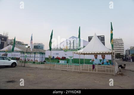 Rajkot, Gujarat, India. 19 dicembre 2024. Preparazione del Cross View dell'Agri World Expo 2024 Dome Three. Crediti: Nasirkhan Davi/Alamy Live News Foto Stock