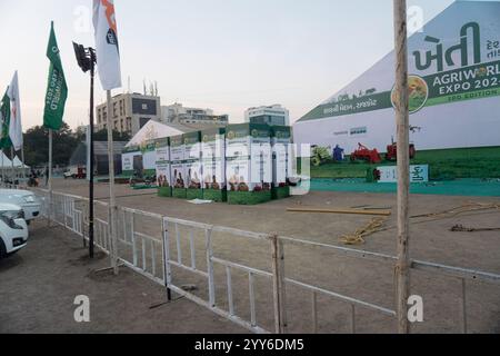 Rajkot, Gujarat, India. 19 dicembre 2024. Preparazione dell'Agri World Expo 2024 Show Three Dome. Crediti: Nasirkhan Davi/Alamy Live News Foto Stock