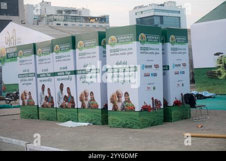 Rajkot, Gujarat, India. 19 dicembre 2024. Preparazione dell'Agri World Expo 2024 Square Box. Crediti: Nasirkhan Davi/Alamy Live News Foto Stock